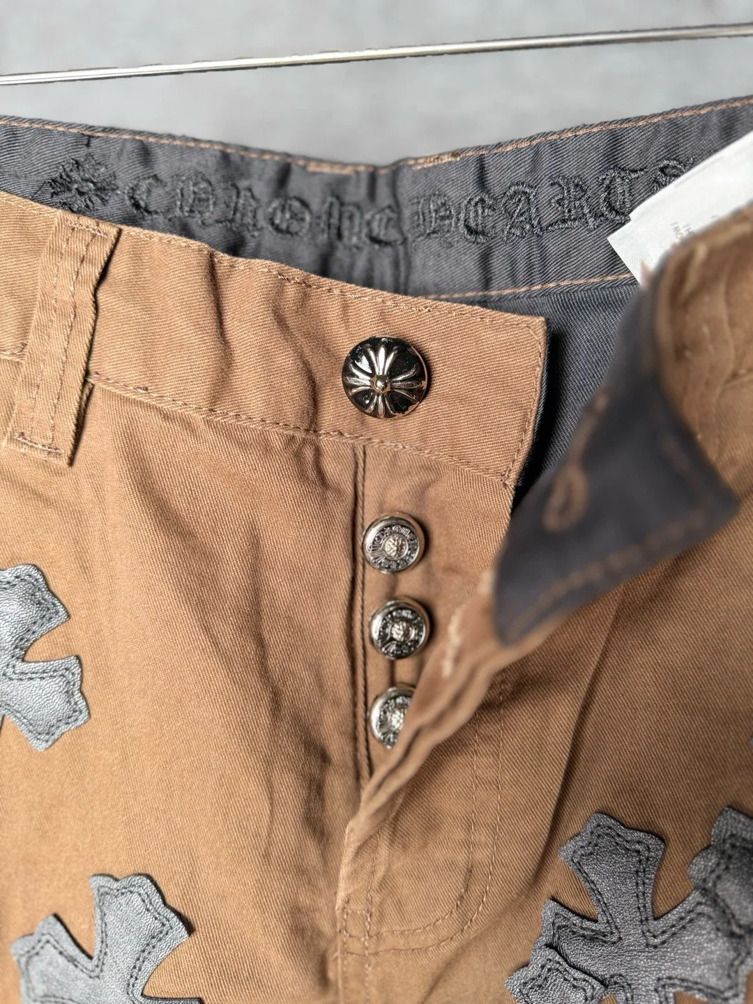 P270 💰 (Top version) Chrome Hearts | Chrome Hearts Brown Casual Cross Patched Leather Jeans - Full of exploring the ultimate in fashion, Chrome Hearts' new Chrome Hearts pants cleverly integrate camouflage cross, camouflage cross and other elements to break the traditional boundaries. Mattyboy's clever fusion of overalls and khaki jeans, the same style, brings endless matching inspiration to fashionistas! Whether it is daily wear or fashion experiment, these pants can bring you an excellent fashion experience. Color: Brown Size: 28-30-32-34 (corresponds to S-M-L-XL)